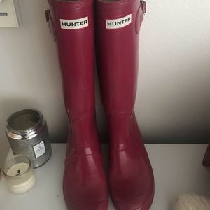 Hunter cranberry boots !
